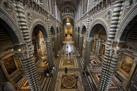 Siena. Nella foto la pavimentazione del Duomo di siena mostra il suo rinnovato splendore dopo il recente restauro ed aperta al pubblico una solo volta all' anno, 04 Agosto 2012. ANSA/NICCOLO' CADIRNI